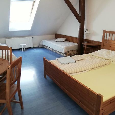 Cesky Brod Pension U Kostela מראה חיצוני תמונה