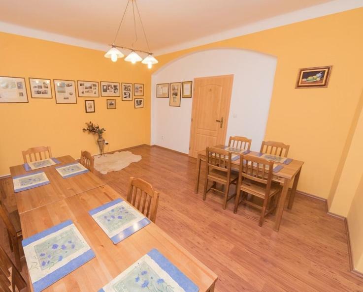 Cesky Brod Pension U Kostela מראה חיצוני תמונה