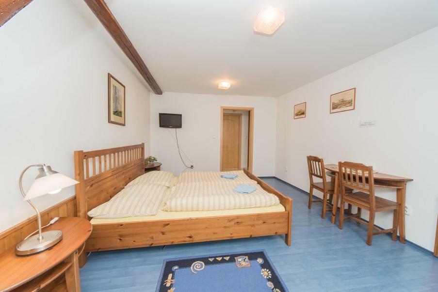 Cesky Brod Pension U Kostela מראה חיצוני תמונה
