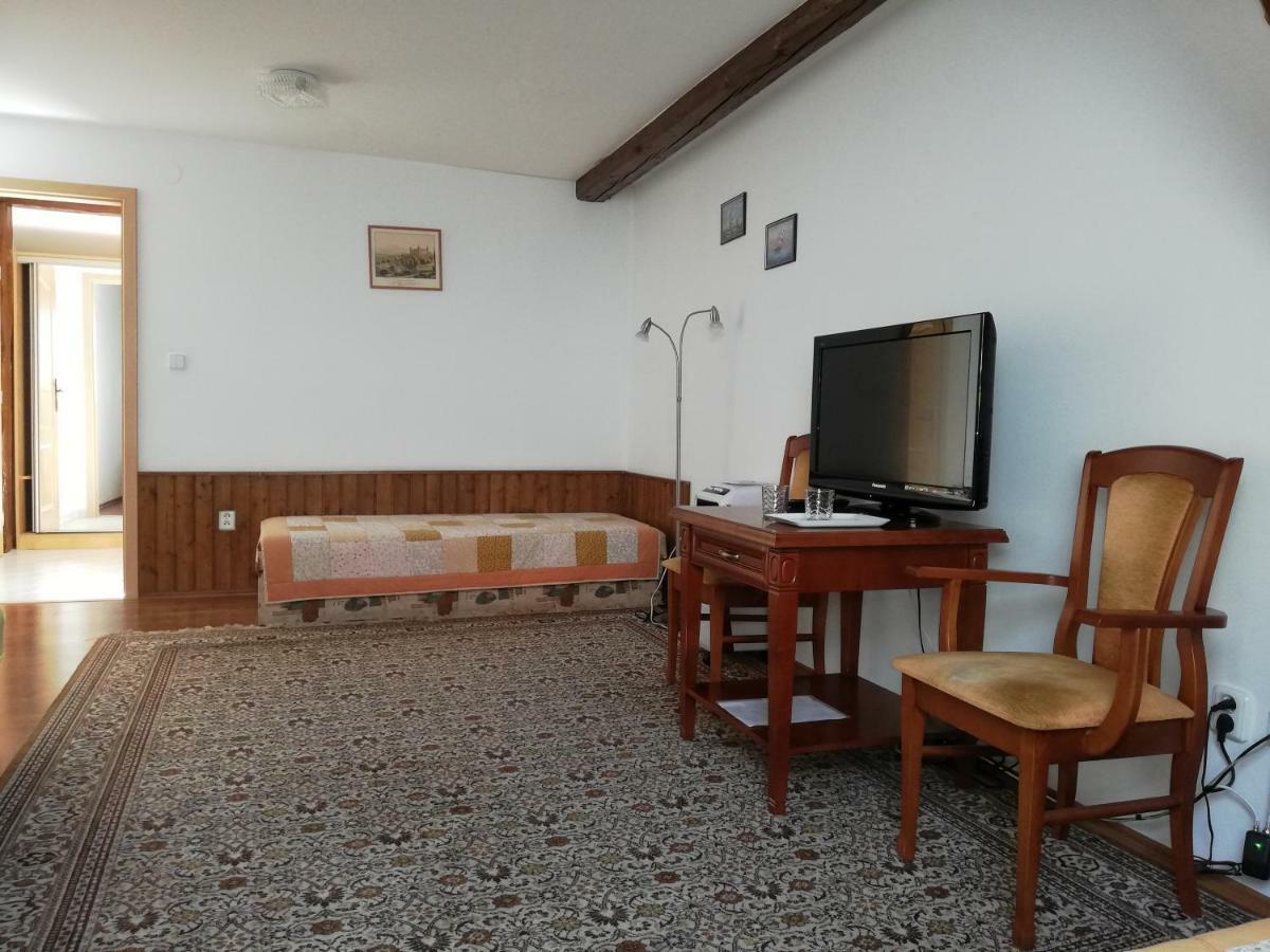 Cesky Brod Pension U Kostela מראה חיצוני תמונה